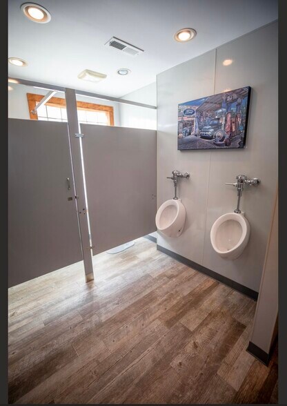 More Photos Of 991 N Main St, Kewanna Specialty For Sale