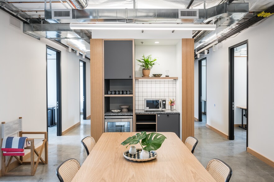 More Photos Of 3000 W Olympic Blvd, Santa Monica Office For Lease