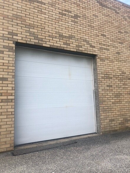 More Photos Of 445 Sills Rd, Yaphank Warehouse For Lease