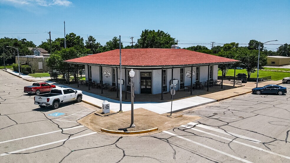 Primary Photo Of 302 S Magnolia St, Hearne Restaurant For Sale