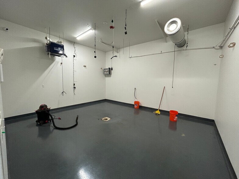 More Photos Of 16730 W Hefner Rd, Yukon Manufacturing For Sale