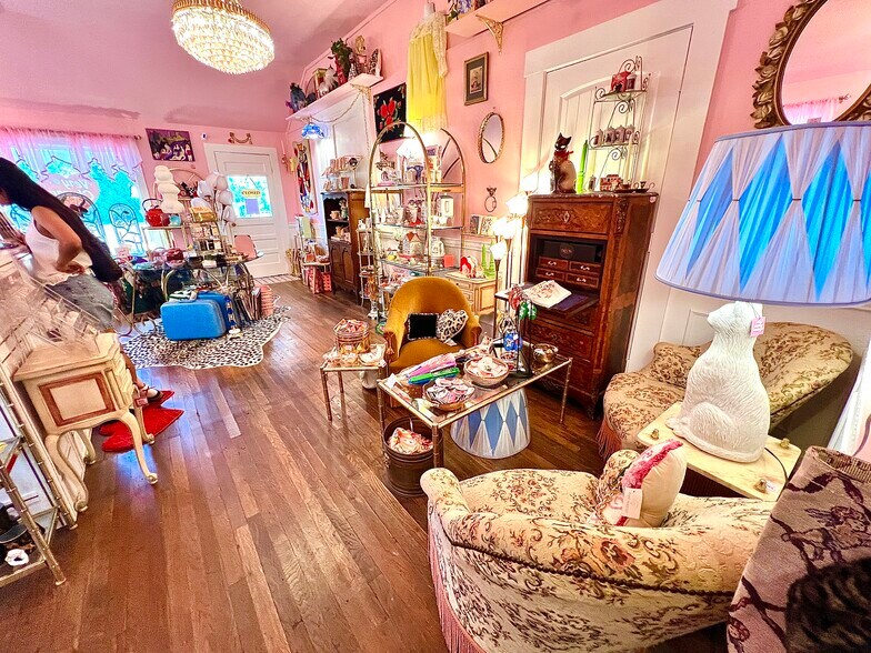 More Photos Of 1628 S 1st St, Austin Storefront Retail Residential For Sale