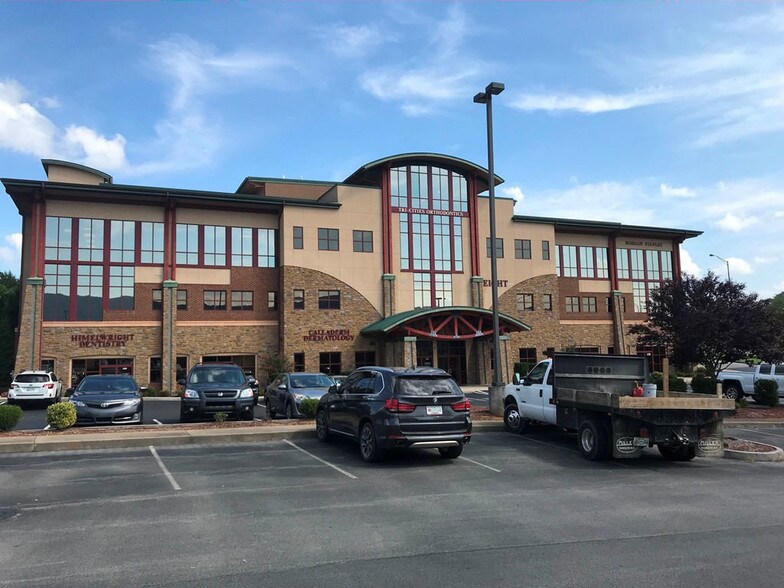 More Photos Of 8 Sheridan Sq, Kingsport Medical For Lease