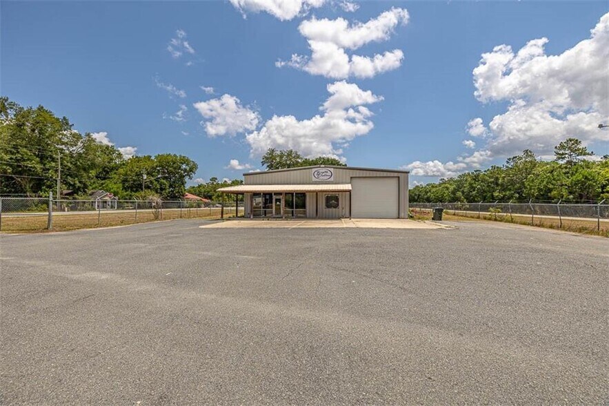 More Photos Of 414 E Jl Tyre St, Screven Showroom For Sale