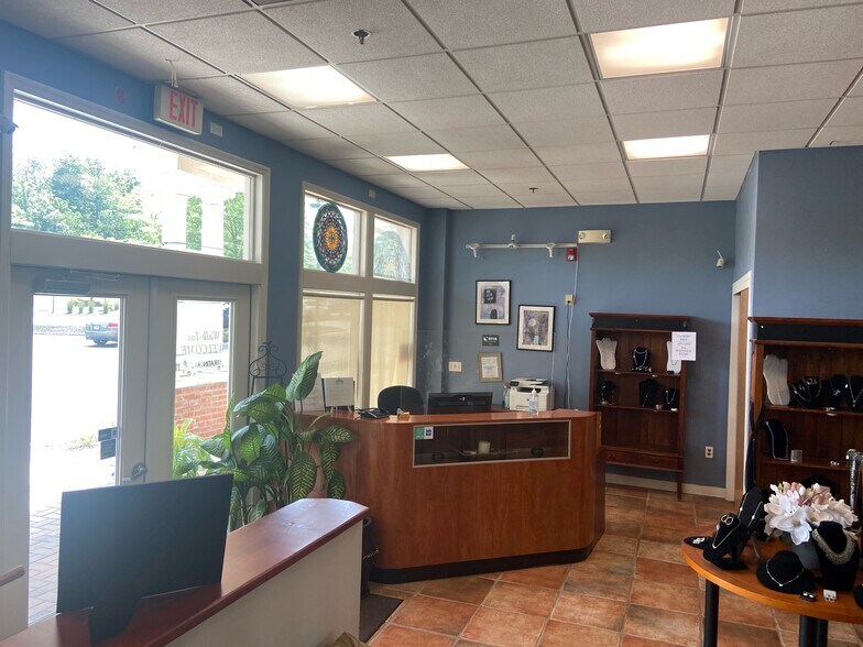 More Photos Of 546-574 Allen Rd, Basking Ridge General Retail For Lease