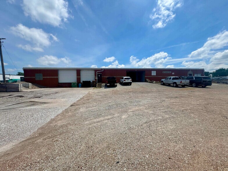 More Photos Of 205 35th St, Bettendorf Warehouse For Lease