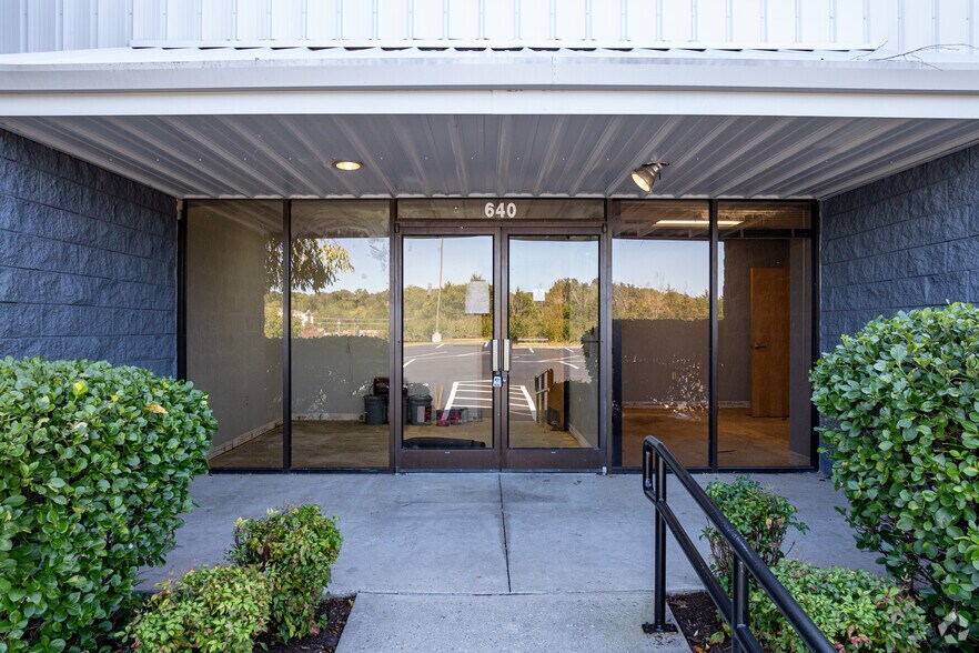 More Photos Of 640 N Northpark Dr, Clinton Warehouse For Lease