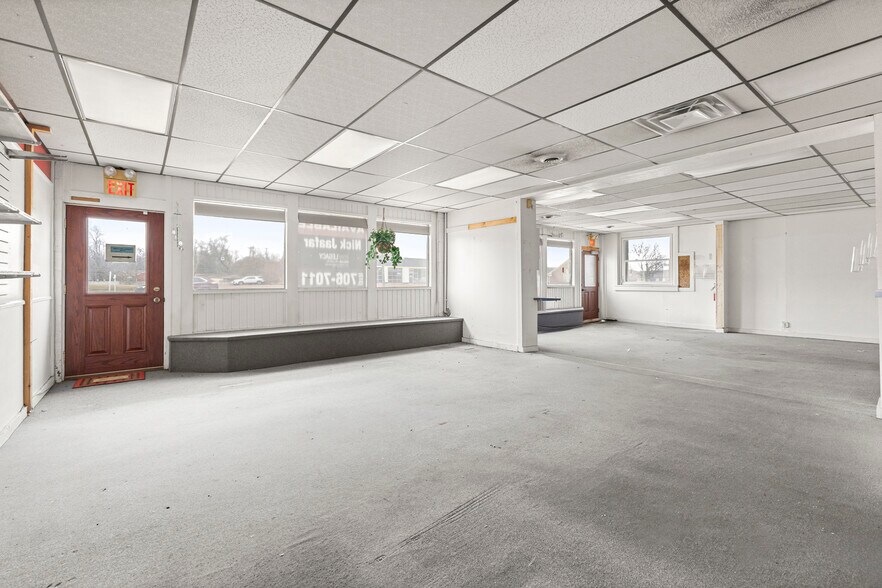 More Photos Of 26905 Plymouth Rd, Redford Township Freestanding For Lease