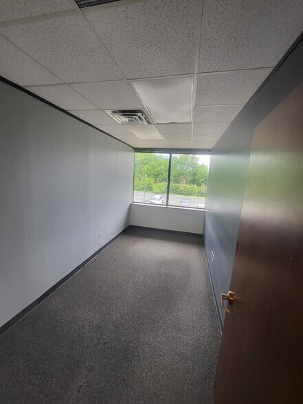 More Photos Of 8465 Keystone Crossing, Indianapolis Office Residential For Lease