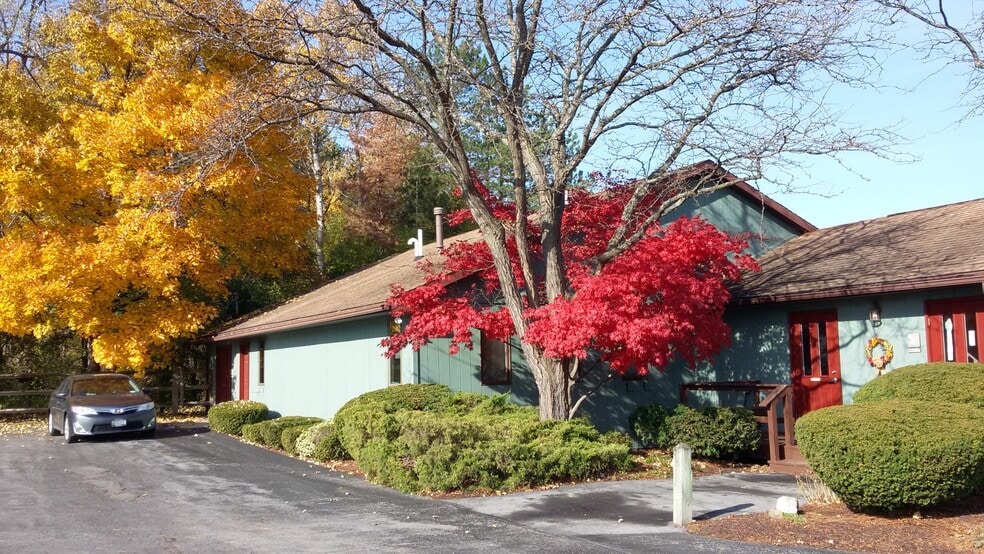 Primary Photo Of 762 Pre Emption Rd, Geneva Veterinarian Kennel For Sale