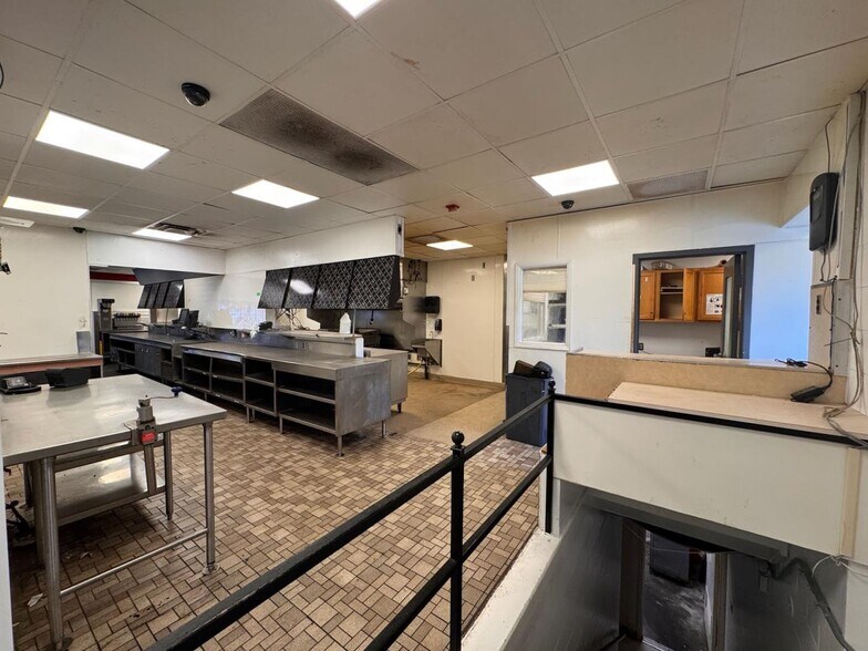 More Photos Of 4765 Montgomery Rd, Cincinnati Restaurant For Sale