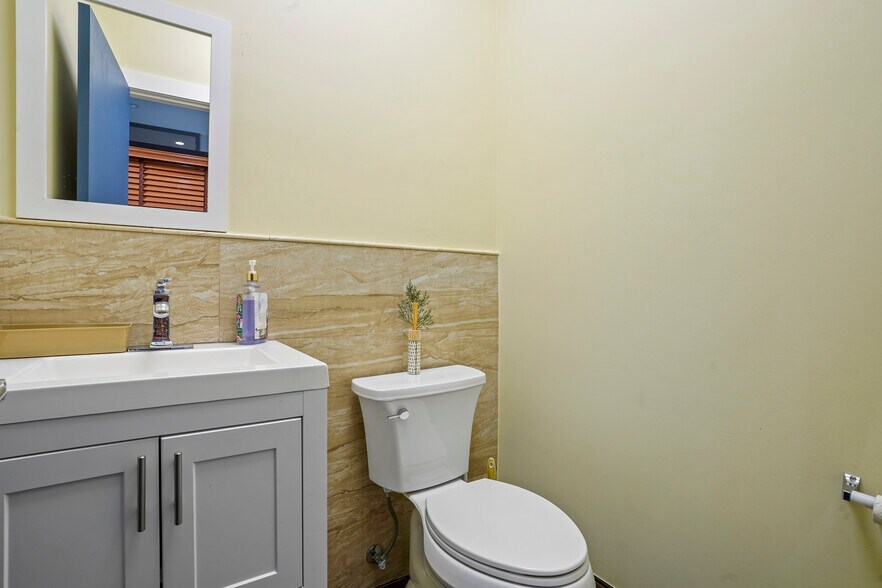 More Photos Of 283 N Broad St, Elizabeth Freestanding For Lease