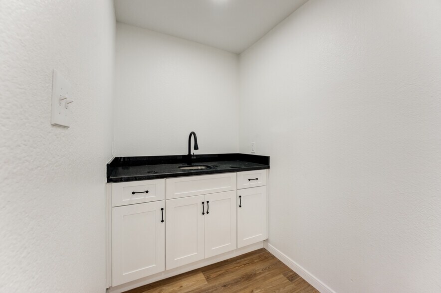 More Photos Of 10215 Papalote St, Houston Showroom For Lease
