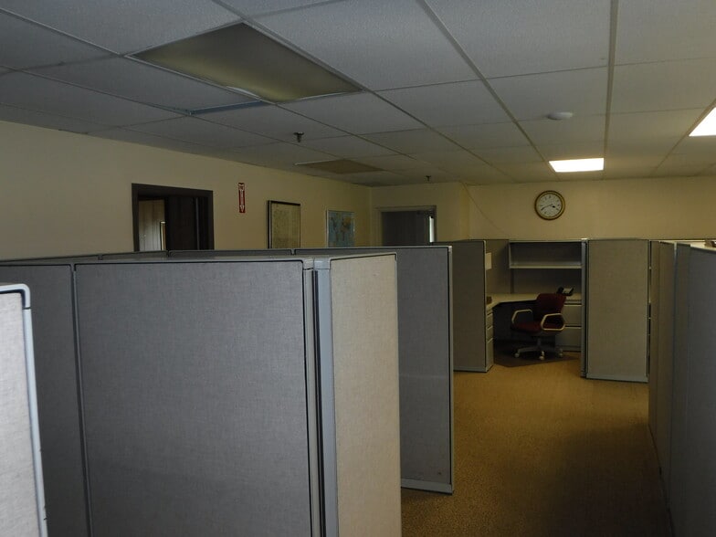 More Photos Of 4203 Curliss Ln, Batavia Office For Sale