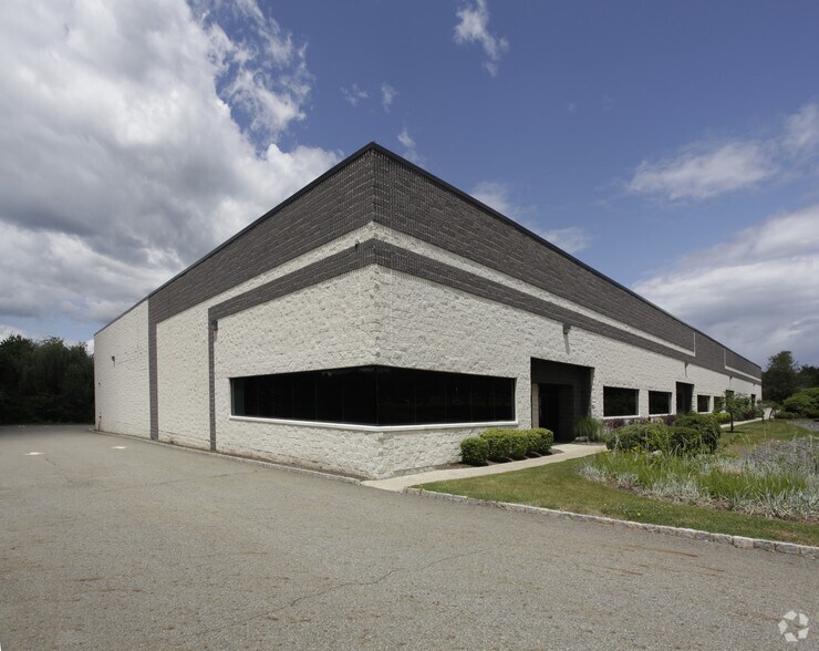 More Photos Of 28 Industrial Dr, Middletown Warehouse For Lease