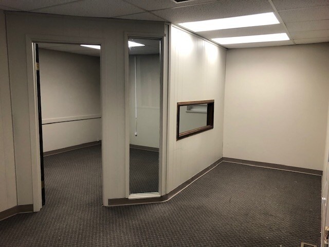 More Photos Of 2310 E Oakland Ave, Bloomington Office For Lease