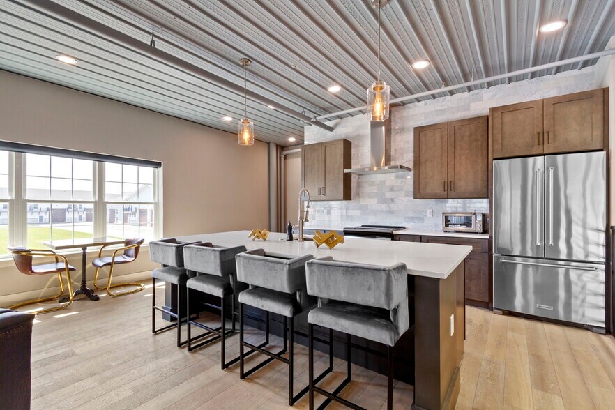 More Photos Of 17745 Motor District Cir, Westfield Showroom For Sale