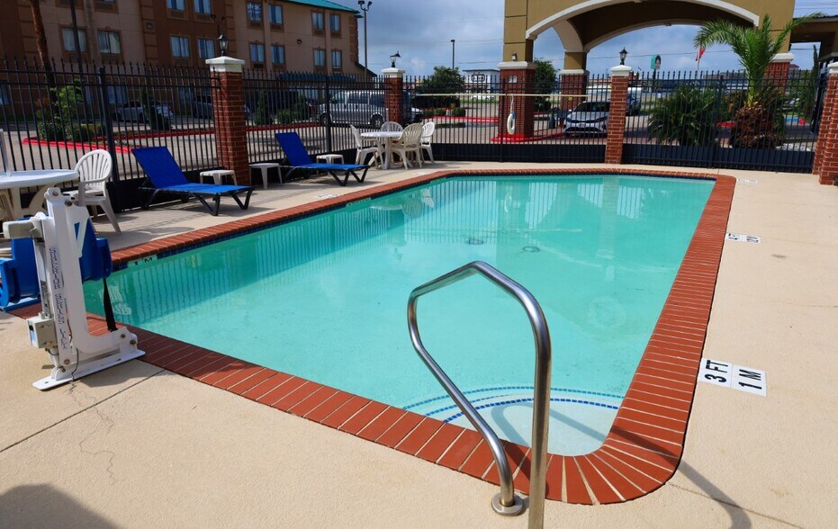 More Photos Of 7800 Memorial Blvd, Port Arthur Hotel For Sale