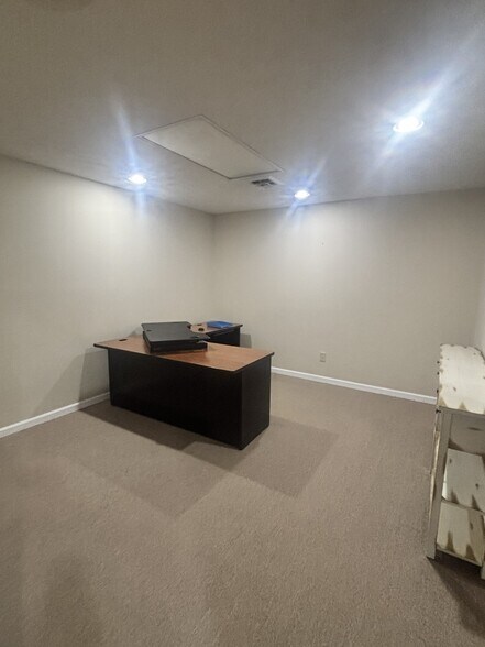 More Photos Of 1011 N Broadway St, Knoxville Office For Lease