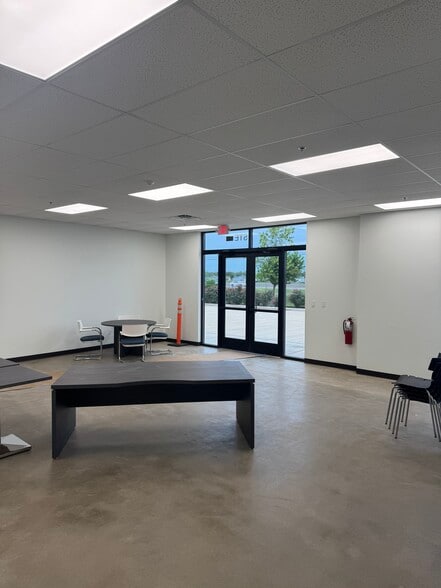 More Photos Of 8106 NE Loop 410, San Antonio Warehouse For Lease