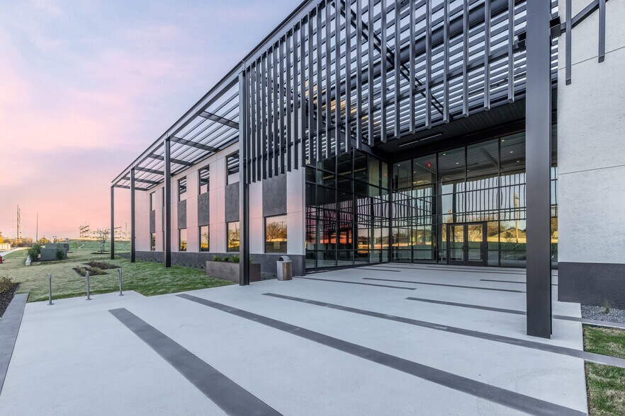 More Photos Of 14231 Tandem Blvd, Austin Office For Lease