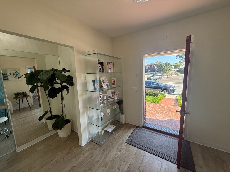 More Photos Of 7880 Exchange Pl, La Jolla Freestanding For Lease