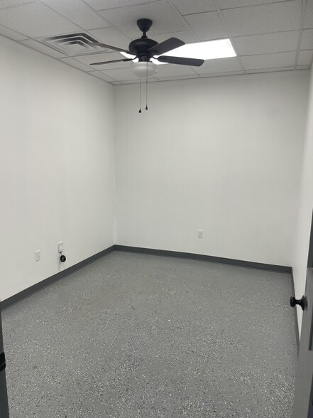 More Photos Of 2716 W Front St, Midland Flex For Lease