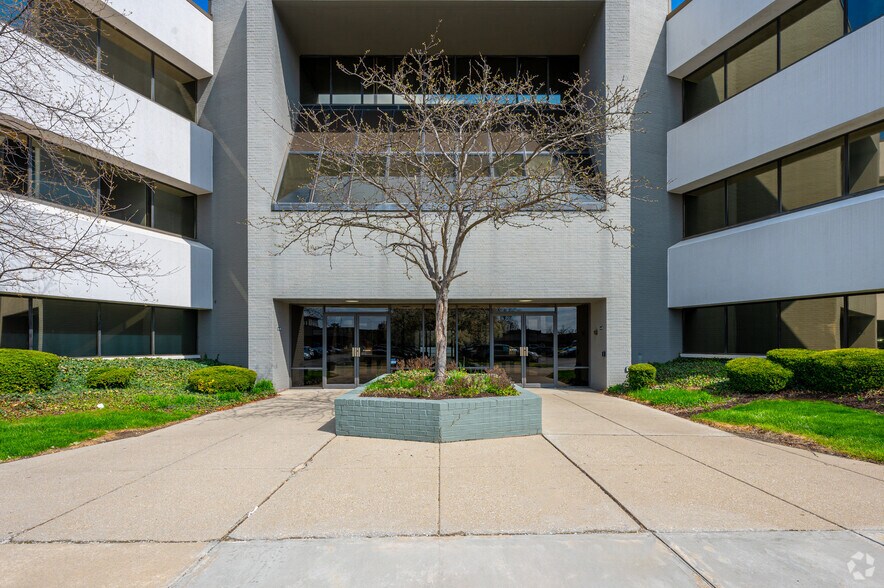 More Photos Of 8777 Purdue Rd, Indianapolis Office For Lease