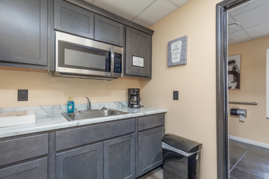 More Photos Of 2012 Woodson Rd, Overland Showroom For Sale