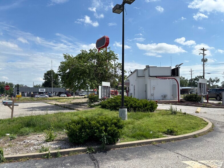 More Photos Of 2022 N 6th St, Vincennes Fast Food For Lease