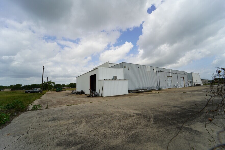 More Photos Of 3701 E Rio Grande St, Victoria Industrial For Sale