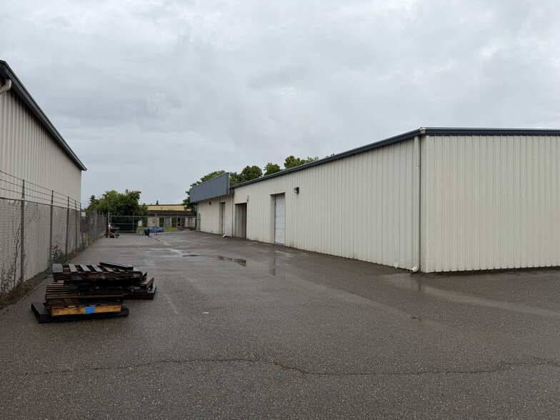 More Photos Of 552 Hi Tech Pky, Oakdale Warehouse For Lease
