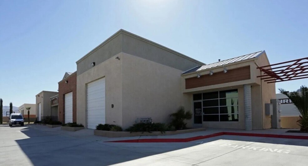 Primary Photo Of 13455 Malaki Rd, Apple Valley Showroom For Lease