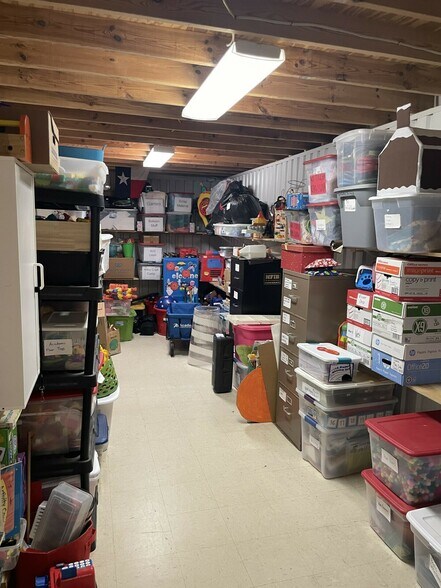 More Photos Of 1937 Deerbrook Dr, Tyler Warehouse For Lease