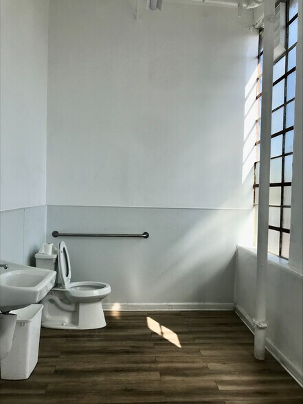 More Photos Of 2000-2010 W 62nd St, Los Angeles Warehouse For Sale