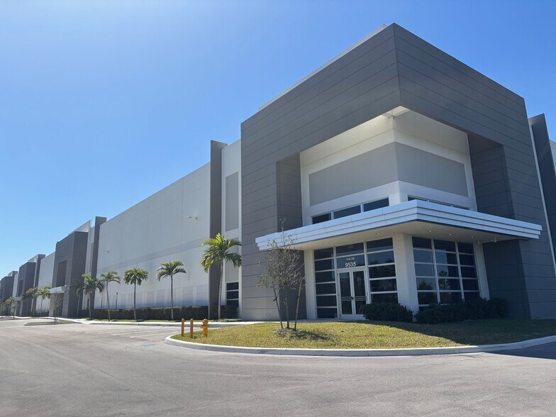 More Photos Of 9535 NW 174th St, Hialeah Unknown For Lease