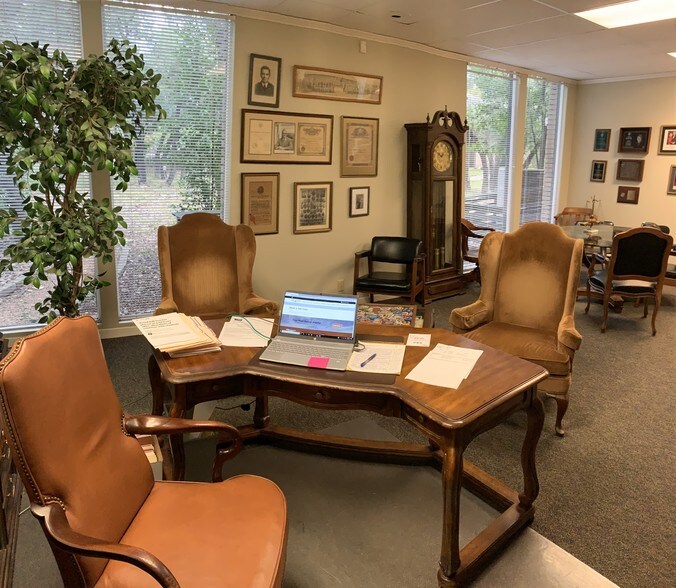 More Photos Of 2525 Wallingwood Dr, Austin Unknown For Lease