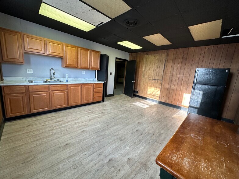 More Photos Of 2600-2604 W Fond Du Lac Ave, Milwaukee Manufacturing For Sale