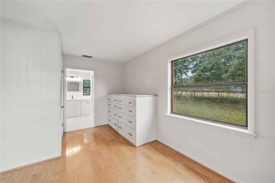 More Photos Of 274 W Kings Hwy, Center Hill Flex For Sale