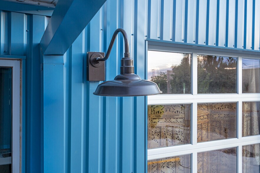 More Photos Of 1189 Parkway Dr, Santa Fe Showroom For Sale