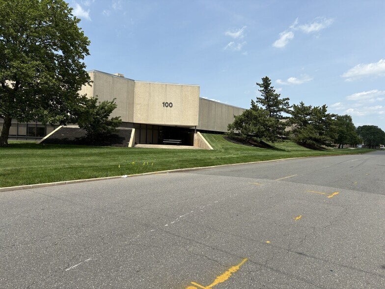 More Photos Of 100 Newfield Ave, Edison Warehouse For Lease