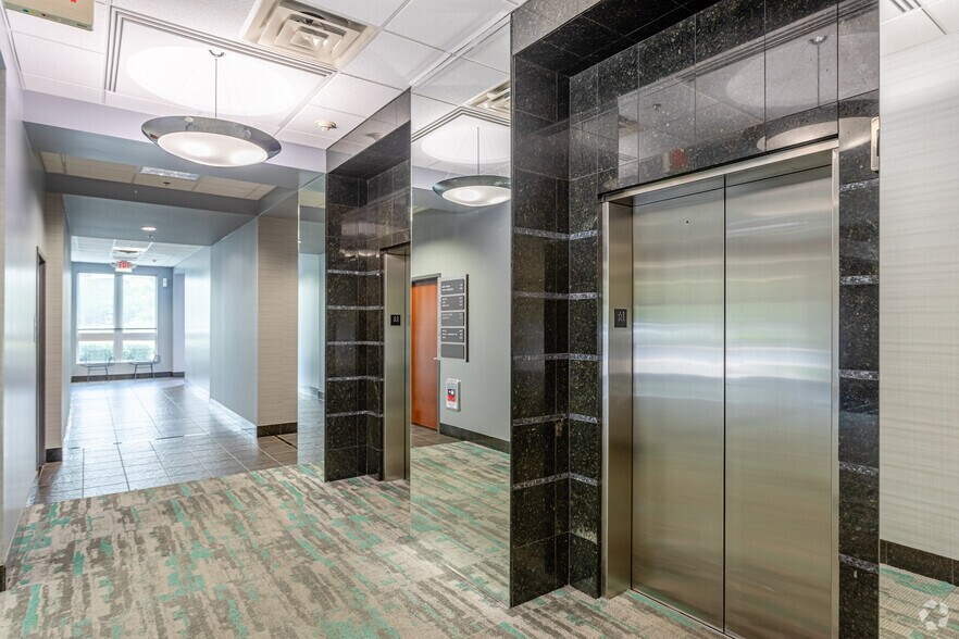 More Photos Of 5414 Pinnacle Point Dr, Rogers Office For Lease