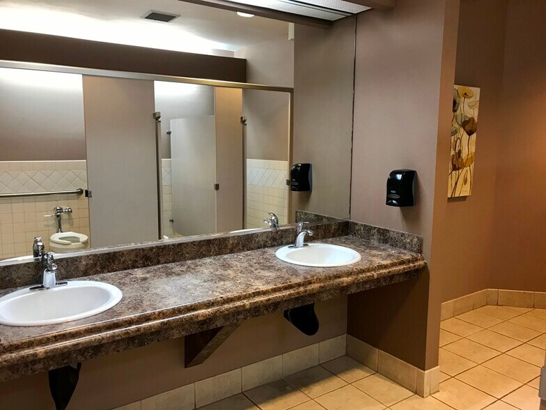 More Photos Of 5700 E Franklin Rd, Nampa Office For Lease