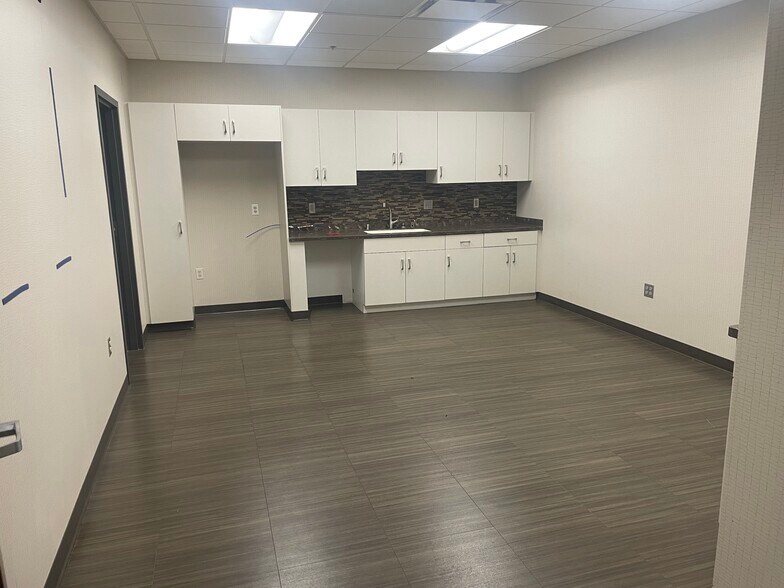 More Photos Of 10920 W Lincoln Ave, Milwaukee Distribution For Lease