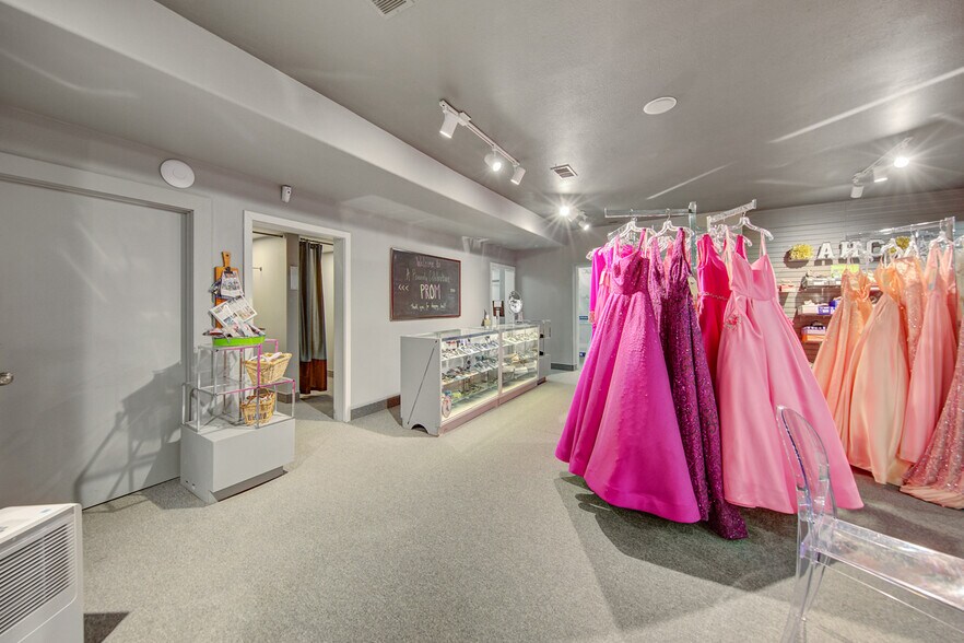 More Photos Of 2001 10th St, Emmetsburg General Retail For Sale