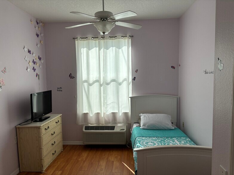 More Photos Of 1725 Manatee Ave, Bradenton Medical For Sale