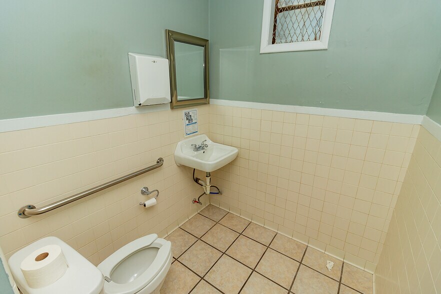 More Photos Of 1627 S Hillside St, Wichita Freestanding For Sale