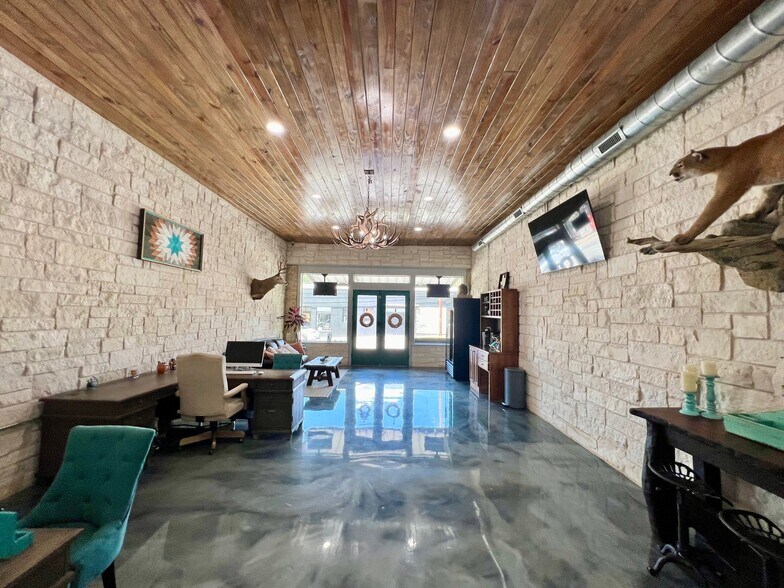More Photos Of 104 E Main St, Johnson City Loft Creative Space For Lease
