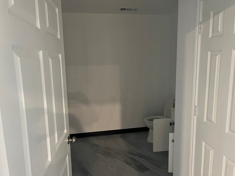 More Photos Of 852 W 31st St, Monahans Warehouse For Lease