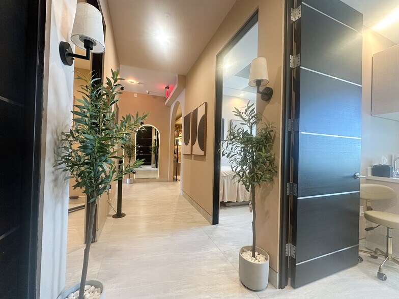 More Photos Of 7225 Melrose Ave, Los Angeles Medical For Lease